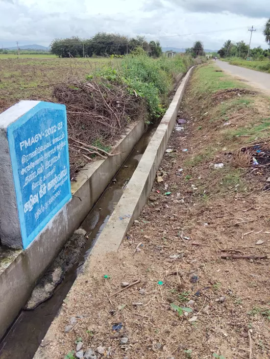 கால்வாய் ஓரம் மண் கொட்ட வேண்டும்