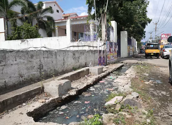 கால்வாய் சிமெண்டு சிலாப் சேதம்