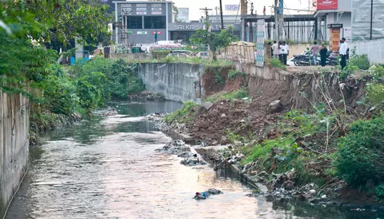 கால்வாய் தடுப்புச்சுவர் இடிந்து சேதம்