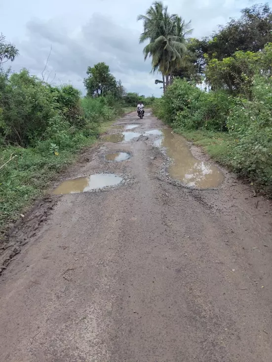 சாலையை சீரமைக்க வேண்டும்