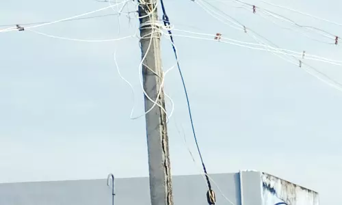 ஆபத்தான மின்கம்பம்