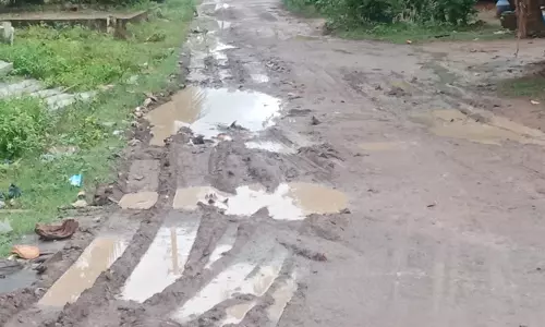 சேறும், சகதியுமான சாலை சேறும், சகதியுமான சாலை