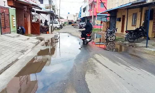 சாலையில் தேங்கும் தண்ணீர்