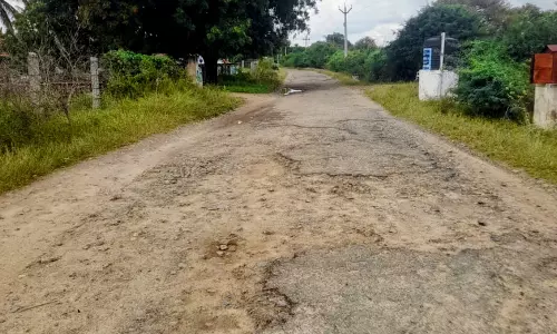 குண்டும் குழியுமான சாலை குண்டும் குழியுமான சாலை