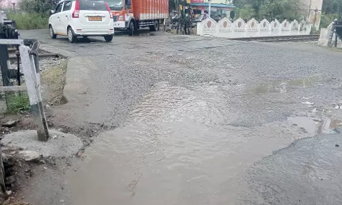 குண்டும், குழியுமான சாலை குண்டும், குழியுமான சாலை