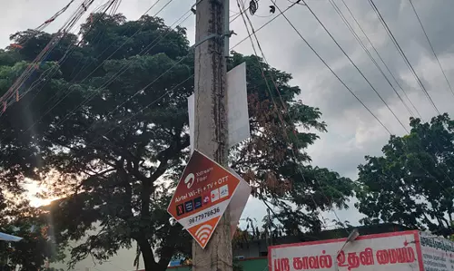 மின்கம்பம் சேதம்