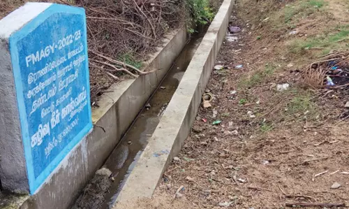 கால்வாய் ஓரம் மண் கொட்ட வேண்டும் கால்வாய் ஓரம் மண் கொட்ட வேண்டும்