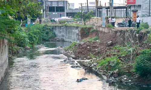 கால்வாய் தடுப்புச்சுவர் இடிந்து சேதம்