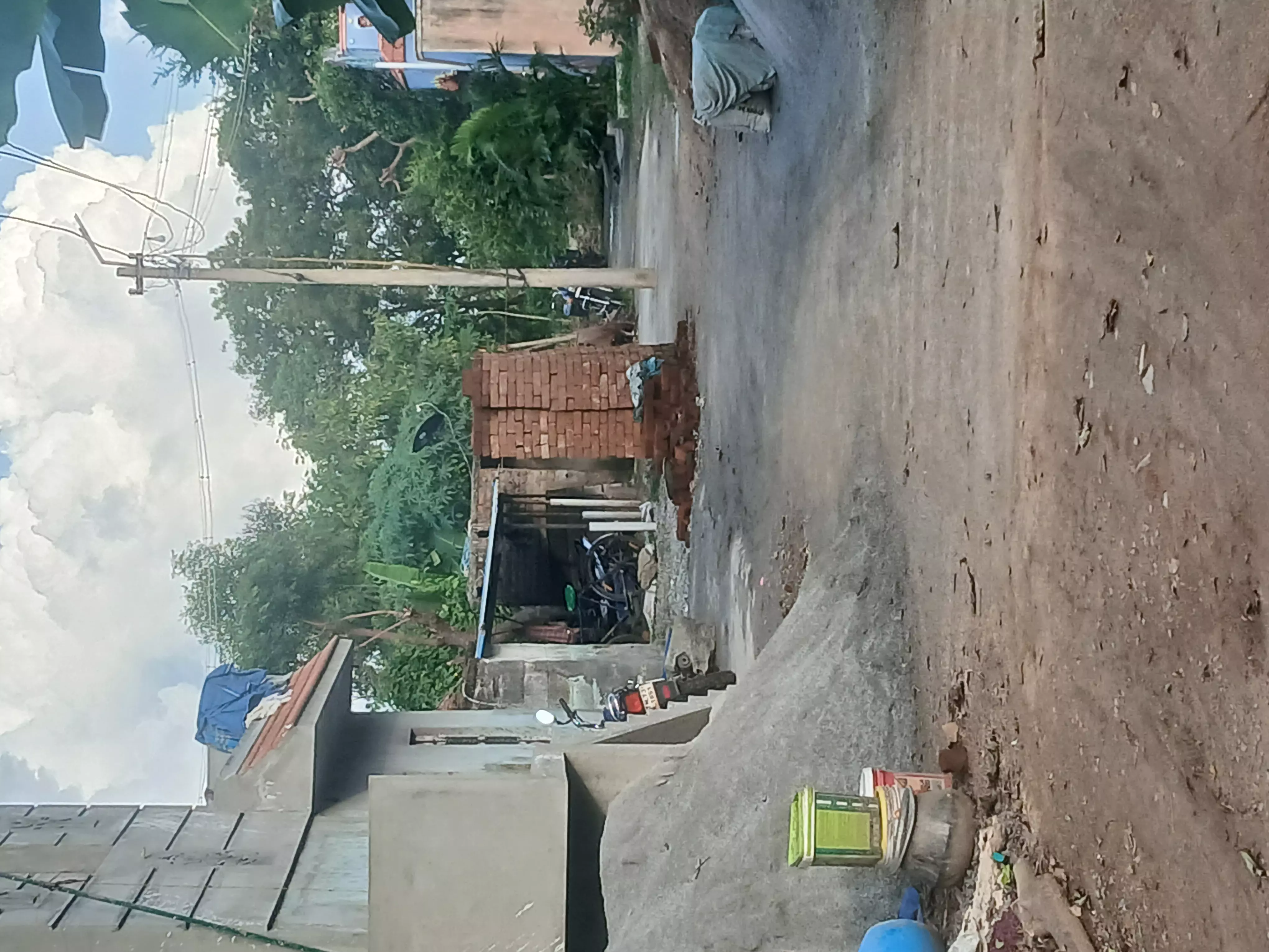 சாலையின் நடுவே மின்கம்பம்