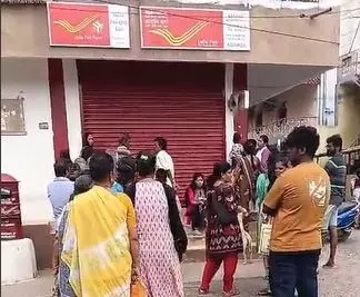 நேரத்திற்கு திறக்கப்படாத அஞ்சலகம்