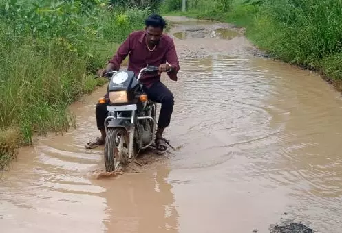 குண்டும் குழியுமான சாலை