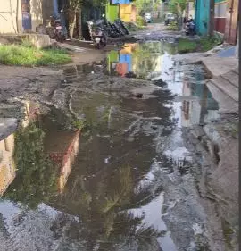 தேங்கும் மழைநீரால் பொதுமக்கள் அவதி