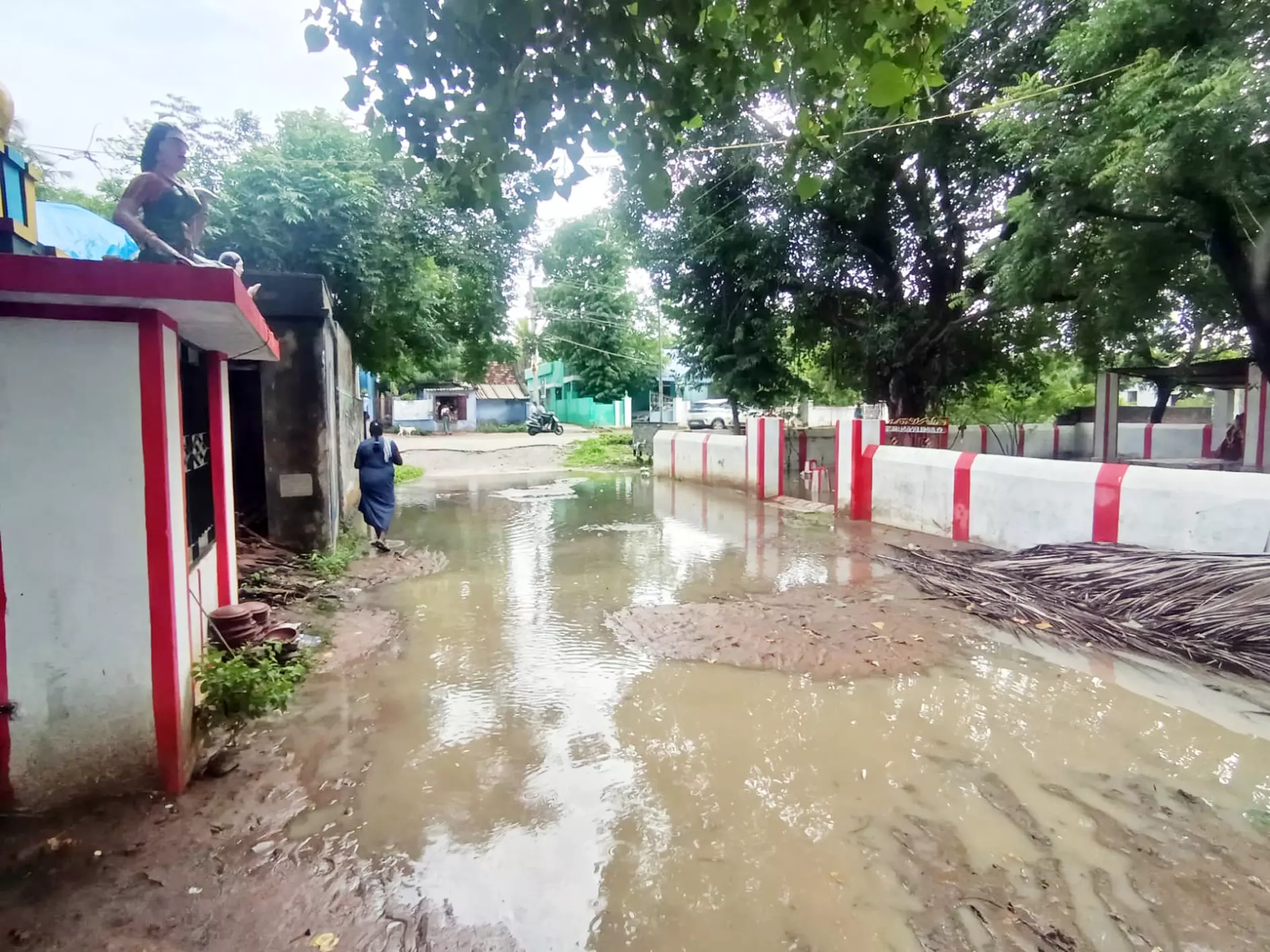 உருக்குலைந்த சாலை உருக்குலைந்த சாலை