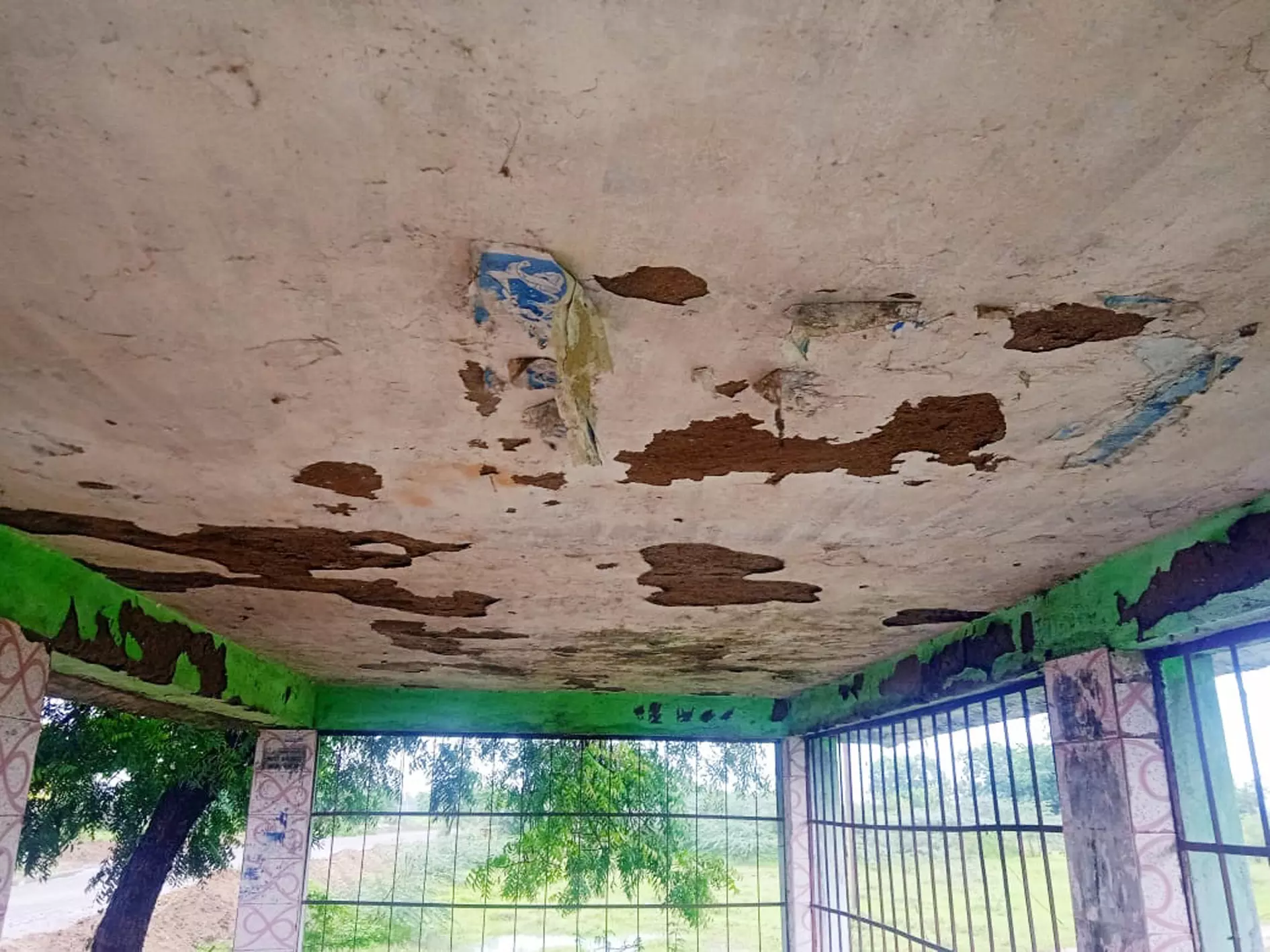 மழையில் ஒழுகும் நிழற்கூடம் மழையில் ஒழுகும் நிழற்கூடம்