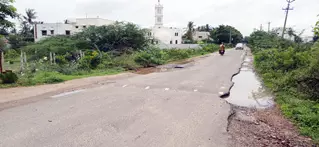 சாலையோரம் மண் அரிப்பு