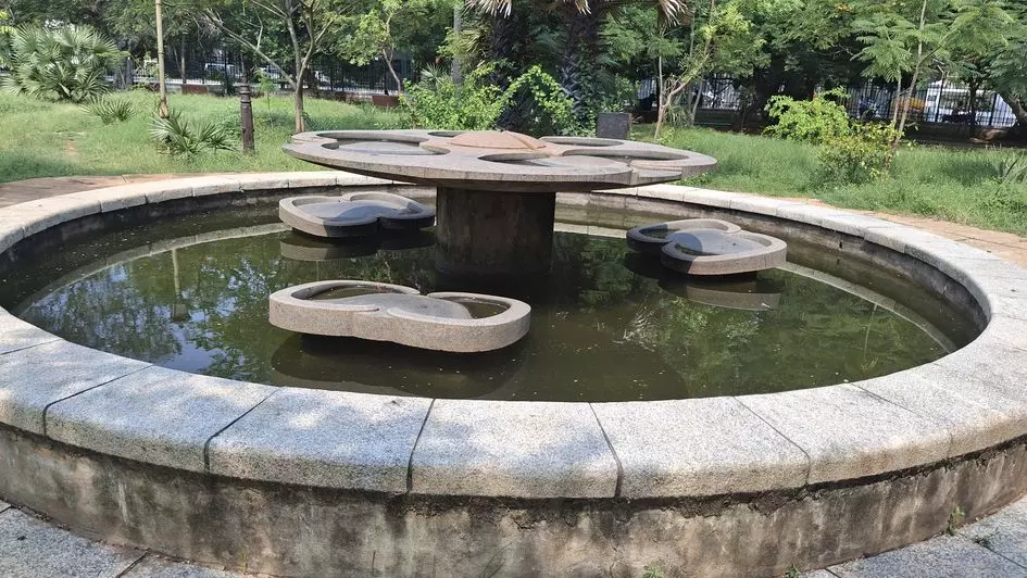 பூங்காவில் தேங்கிய மழைநீர்