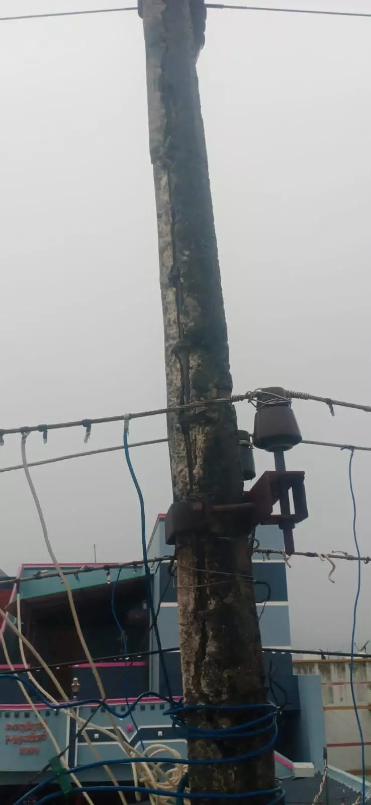 முறிந்து விழும் நிலையில் மின்கம்பம்