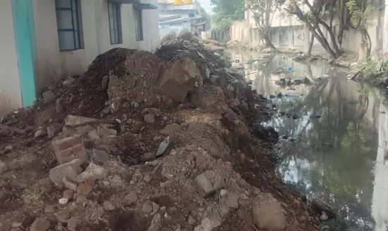 கட்டிட கழிவுகளை அகற்ற வேண்டும்