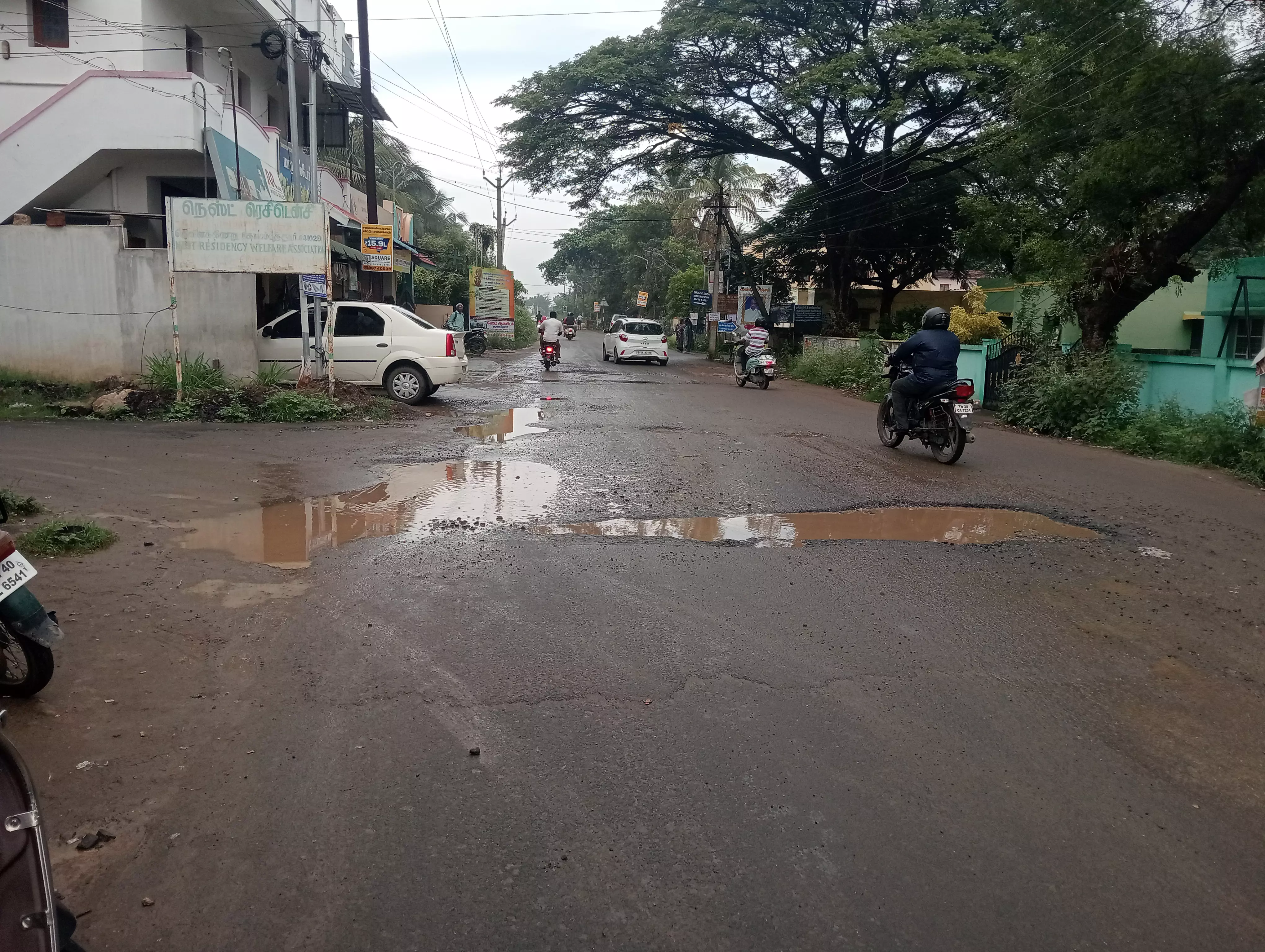 சாலையில் பள்ளங்கள் சாலையில் பள்ளங்கள்