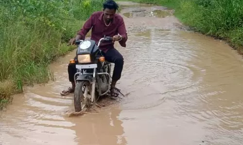 குண்டும் குழியுமான சாலை