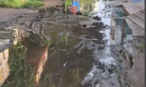 தேங்கும் மழைநீரால் பொதுமக்கள் அவதி