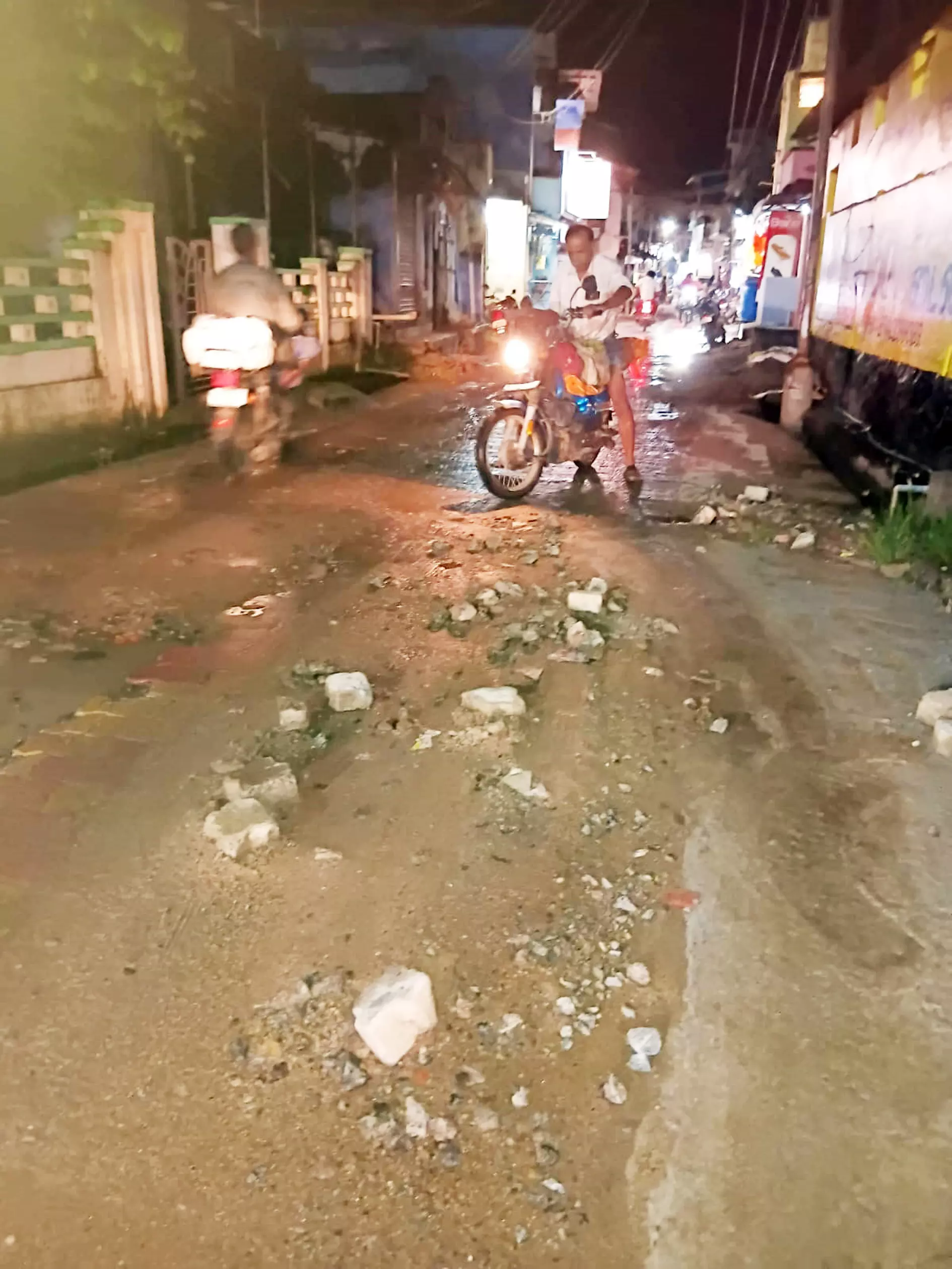 உருக்குலைந்த சாலை