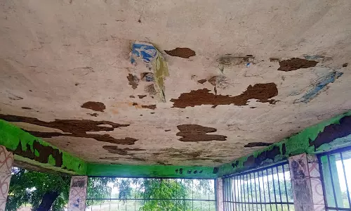 மழையில் ஒழுகும் நிழற்கூடம்