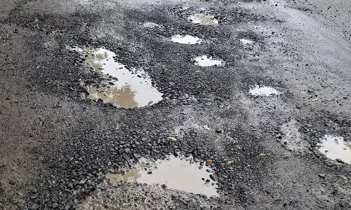 குண்டும், குழியுமான சாலை குண்டும், குழியுமான சாலை