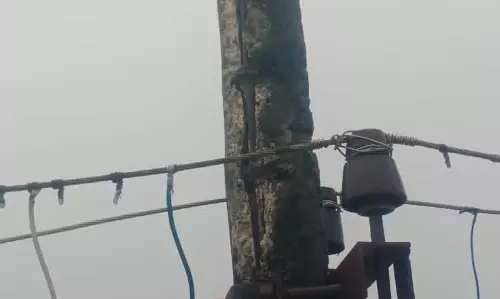 முறிந்து விழும் நிலையில் மின்கம்பம் முறிந்து விழும் நிலையில் மின்கம்பம்