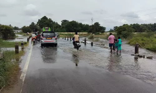 தரைப்பாலத்தை சீரமைக்க வேண்டும்