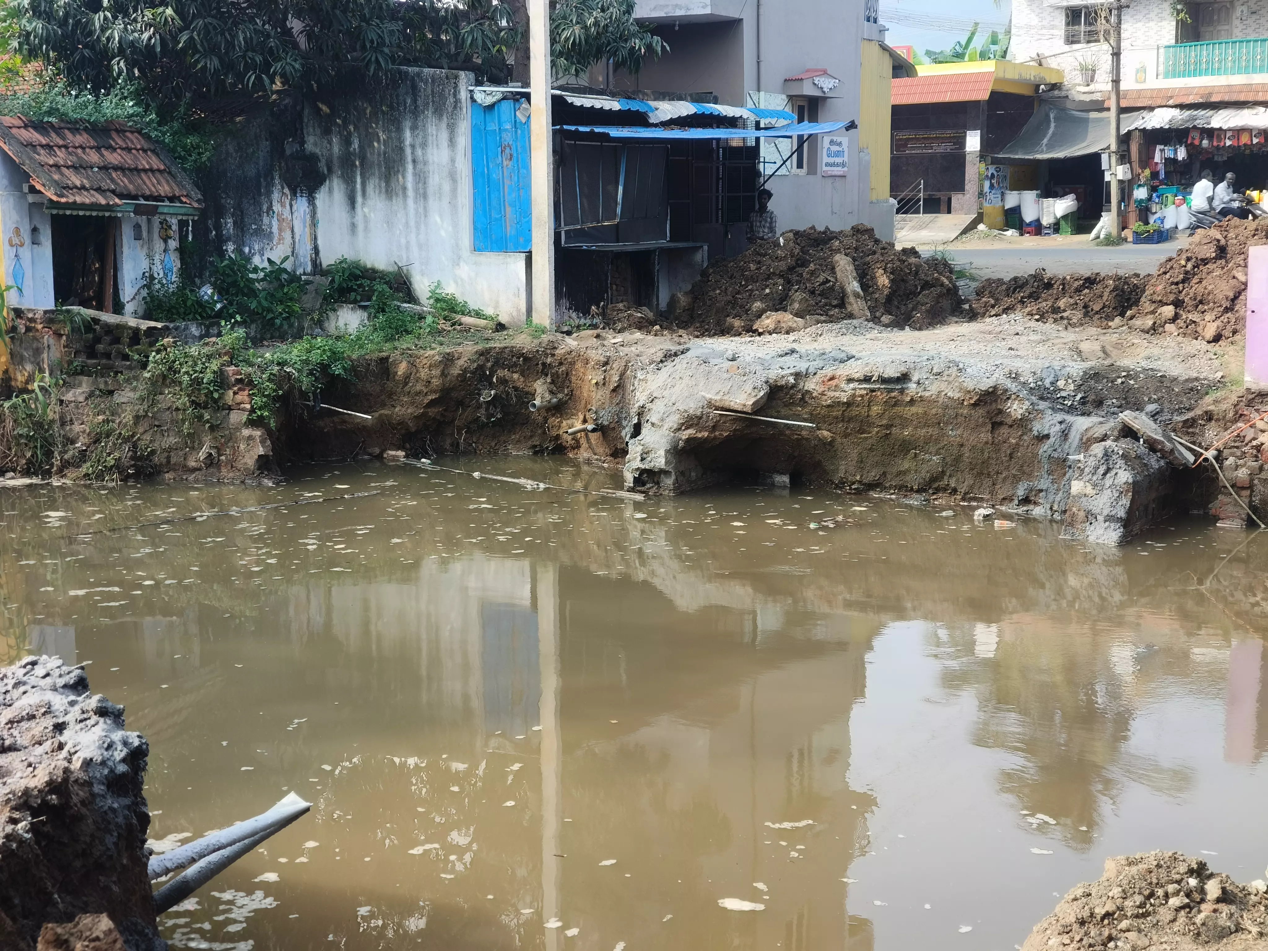 கிடப்பில் போடப்பட்ட பாலம் கட்டும் பணி கிடப்பில் போடப்பட்ட பாலம் கட்டும் பணி