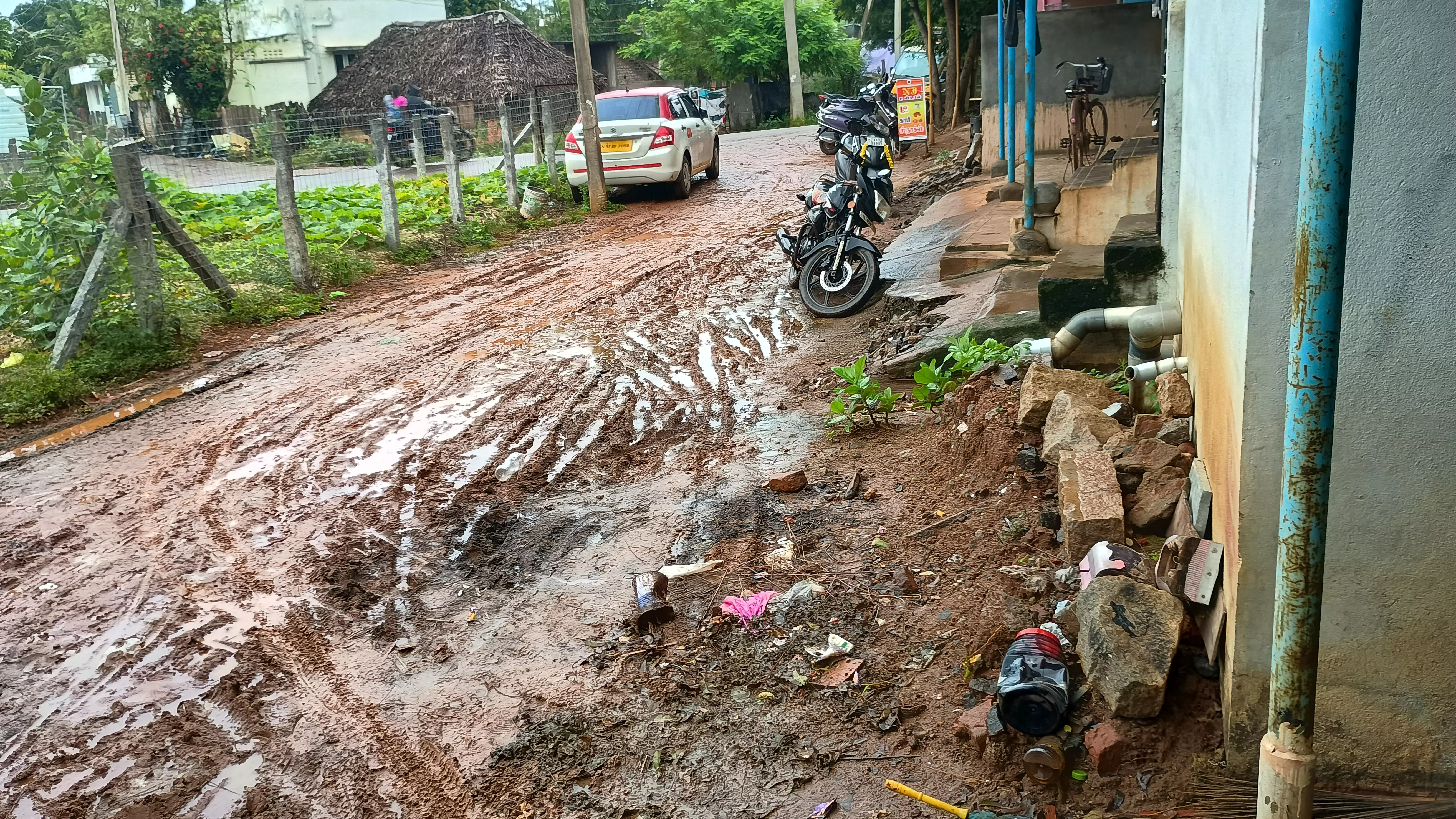 சேறும், சகதியுமான சாலை