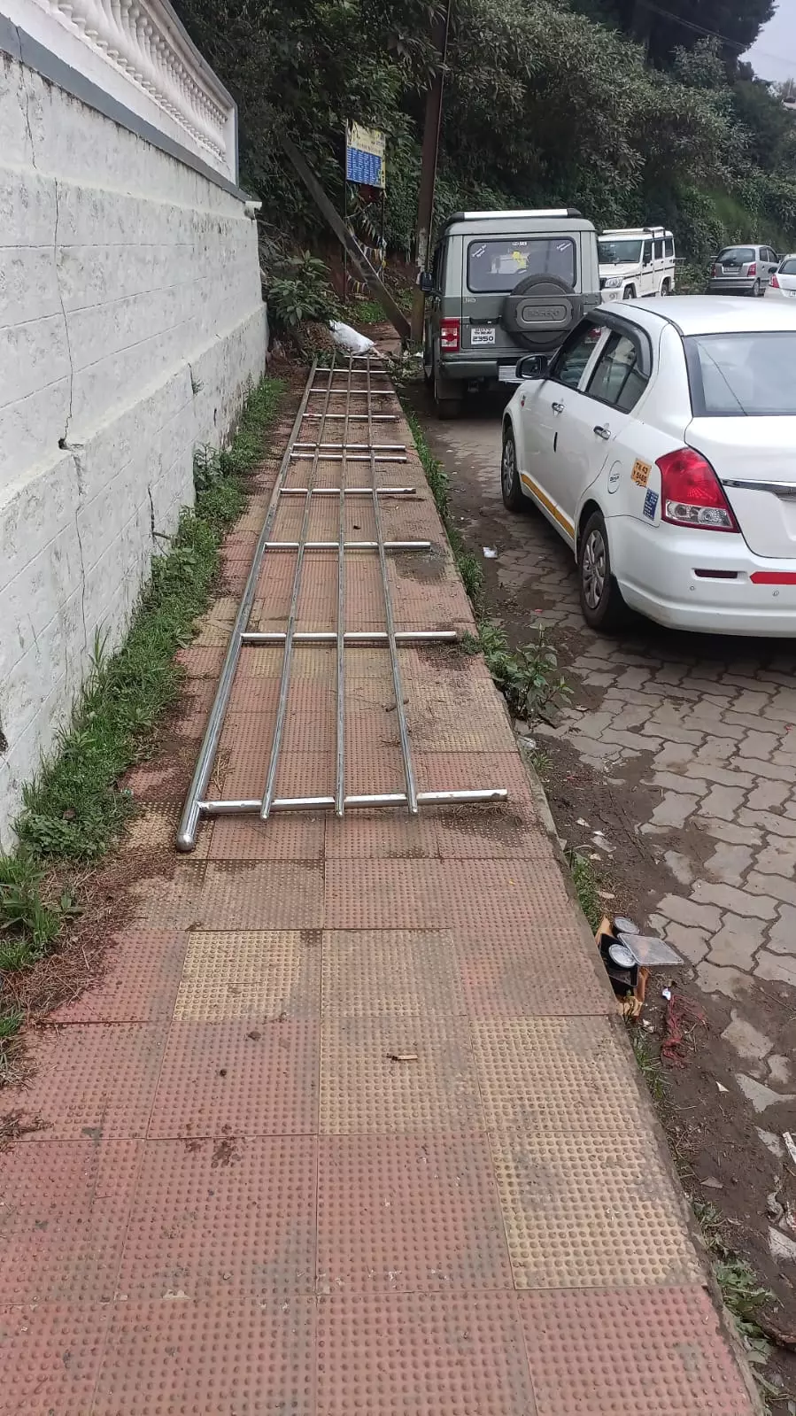 தடுப்பு கம்பிகள் சேதம்