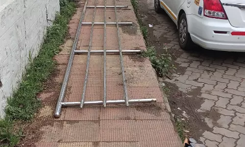 தடுப்பு கம்பிகள் சேதம்