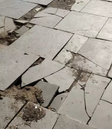 நடைபாதை சரிசெய்யப்படுமா? நடைபாதை சரிசெய்யப்படுமா?