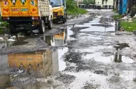 குண்டும் குழியுமான சாலை குண்டும் குழியுமான சாலை