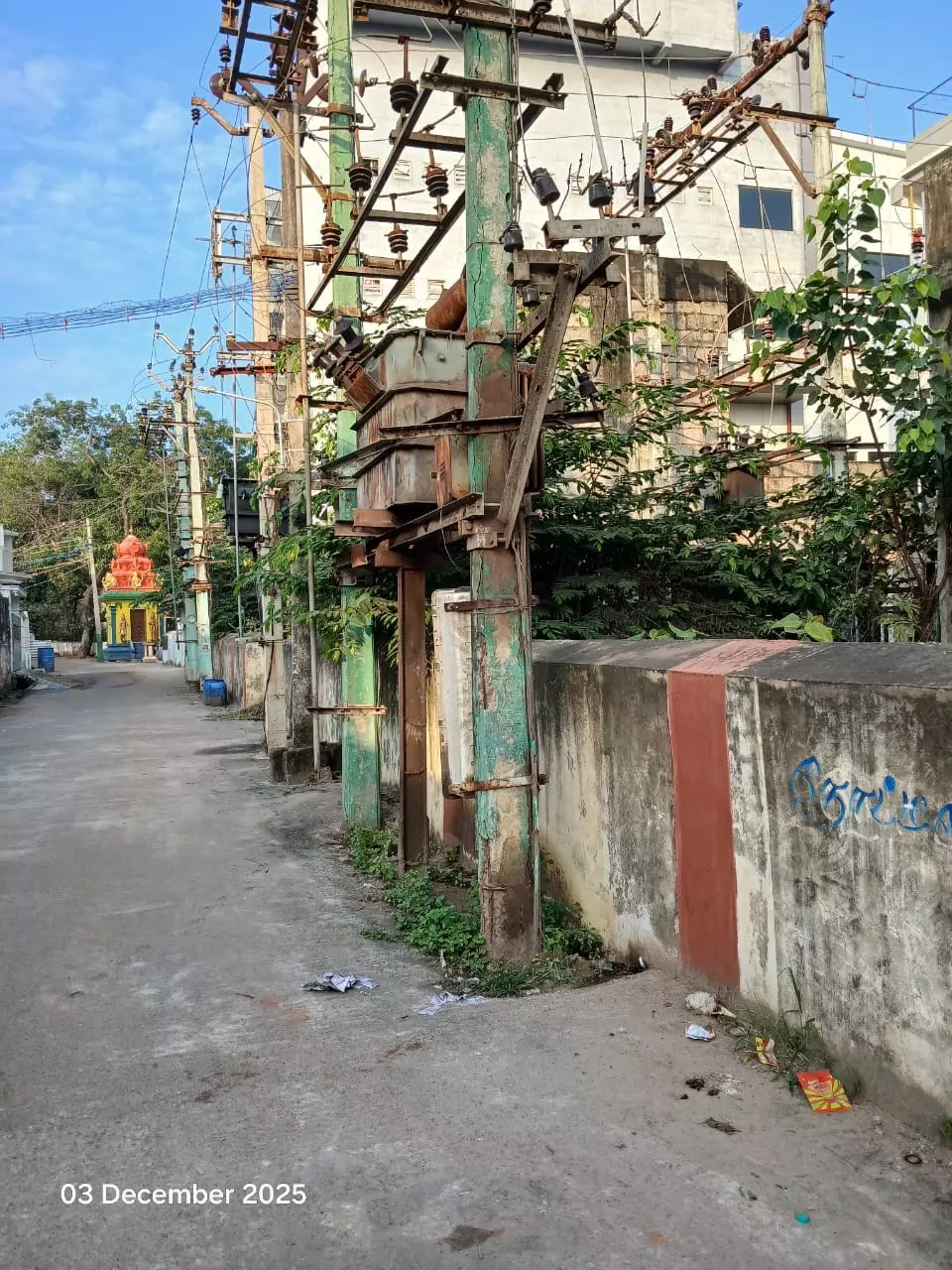 மின்கம்பங்கள் மாற்றப்படுமா? மின்கம்பங்கள் மாற்றப்படுமா?