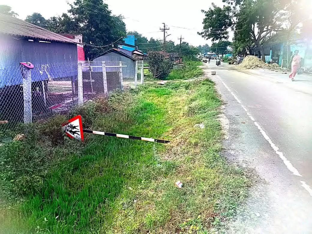 வாய்க்காலில் கிடக்கும் அறிவிப்பு பலகை வாய்க்காலில் கிடக்கும் அறிவிப்பு பலகை