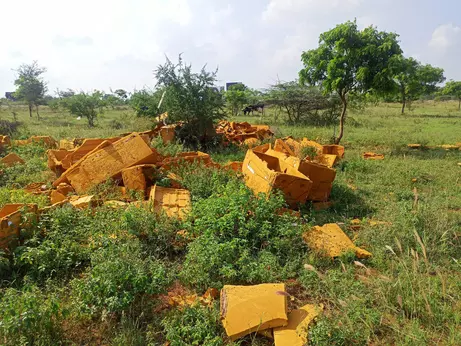 சாலையோர நிலங்களில் கொட்டப்படும் குப்பைகள் சாலையோர நிலங்களில் கொட்டப்படும் குப்பைகள்