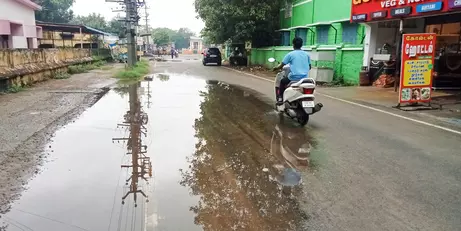 சாலையில் தேங்கும் மழைநீர்