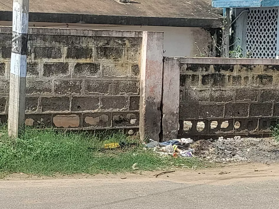 வெடிப்புகளுடன் காணப்படும் பள்ளியின் சுற்றுச்சுவர் வெடிப்புகளுடன் காணப்படும் பள்ளியின் சுற்றுச்சுவர்