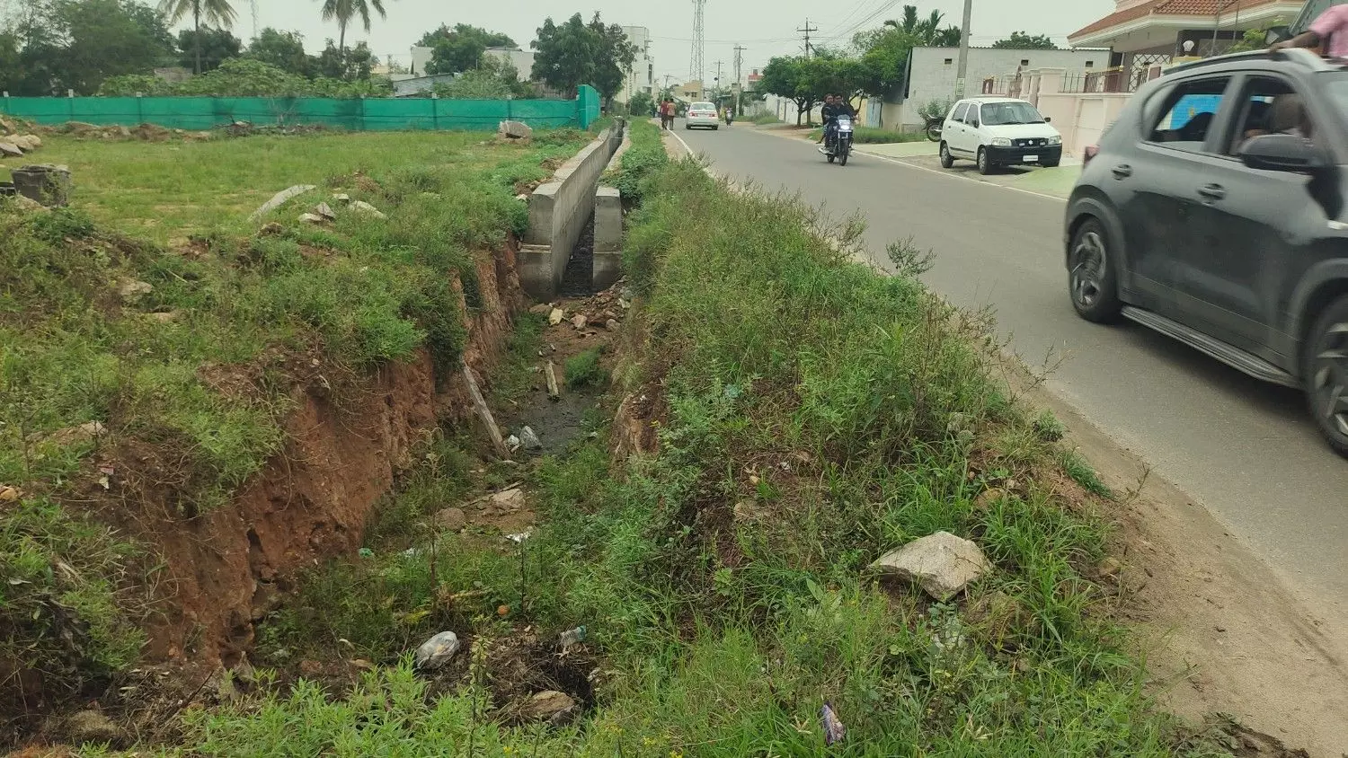 கிடப்பில் போடப்பட்ட வாய்க்கால் அமைக்கும் பணி கிடப்பில் போடப்பட்ட வாய்க்கால் அமைக்கும் பணி