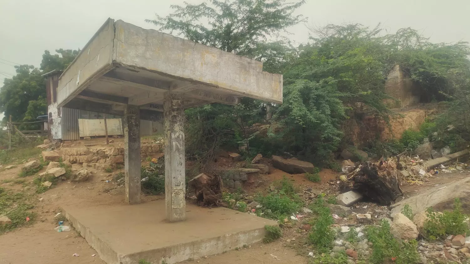 புதிய நிழற்குடை அமைக்க வேண்டும் புதிய நிழற்குடை அமைக்க வேண்டும்