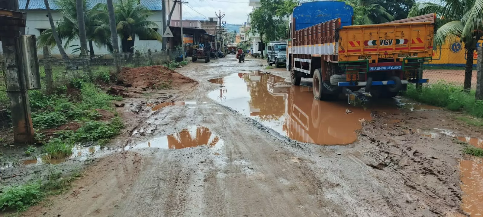 பள்ளத்தில் தேங்கும் மழைநீர்