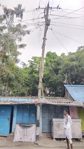 ஆபத்தான மின்கம்பம் ஆபத்தான மின்கம்பம்