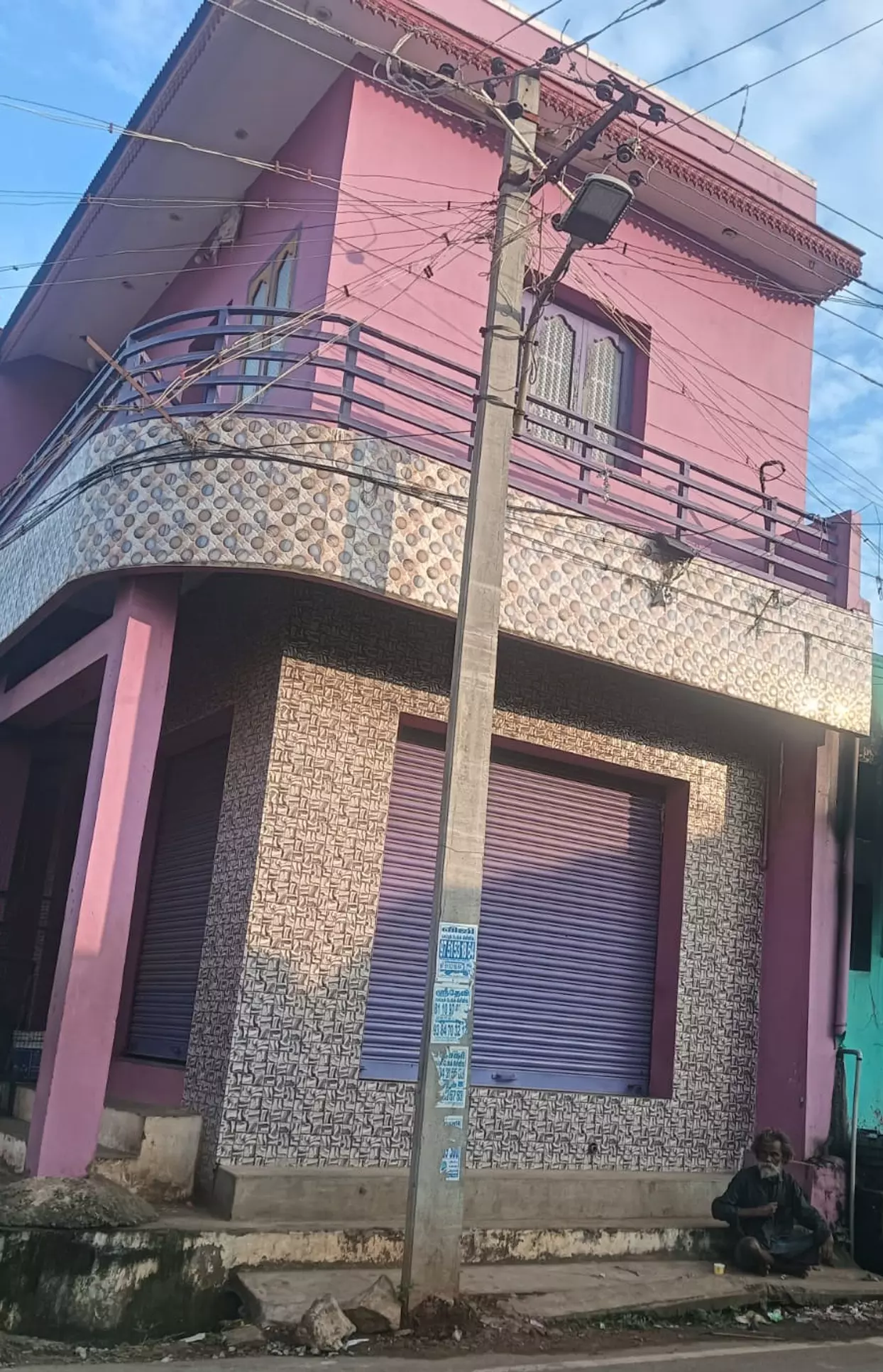 போக்குவரத்துக்கு இடையூறான மின்கம்பம் போக்குவரத்துக்கு இடையூறான மின்கம்பம்