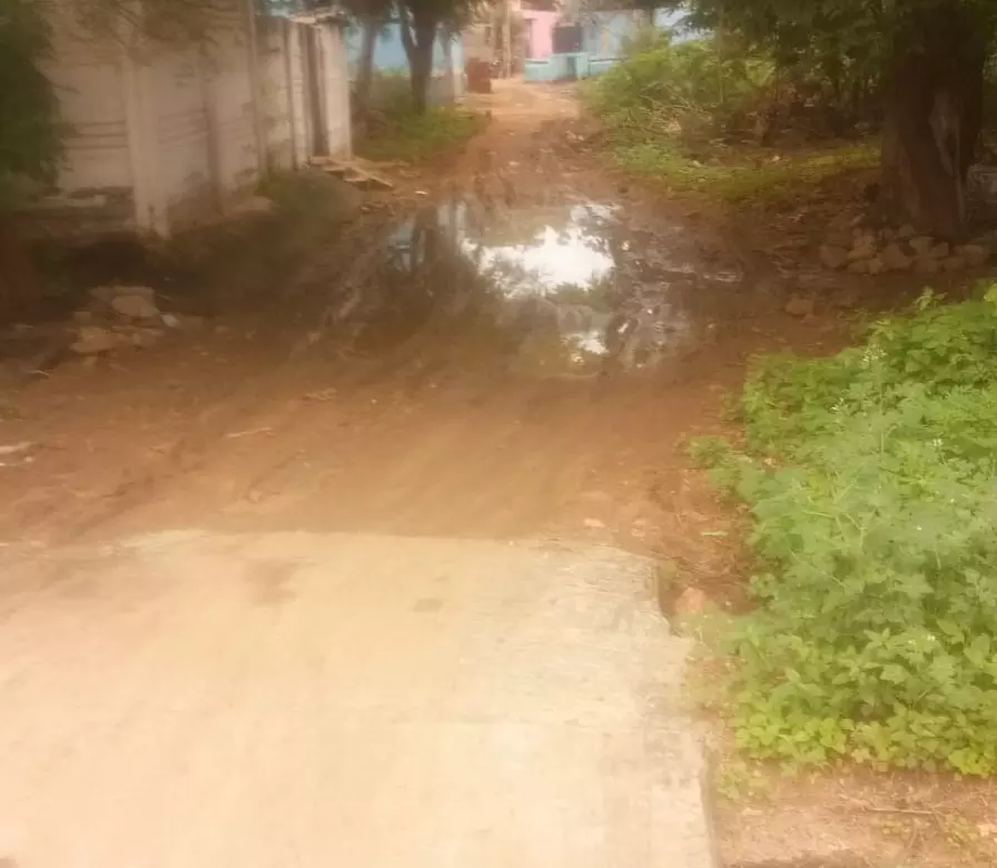 மழையில் உருக்குலைந்த சாலை மழையில் உருக்குலைந்த சாலை