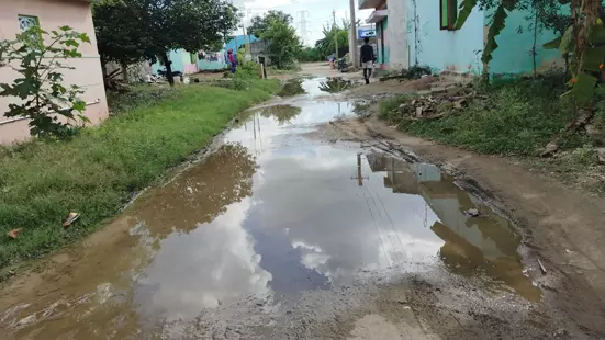 சாலையில் தேங்கும் கழிவுநீர்
