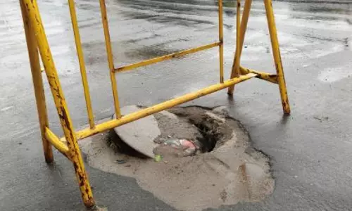 சேதமடைந்த பாதாள சாக்கடைமூடி சேதமடைந்த பாதாள சாக்கடைமூடி