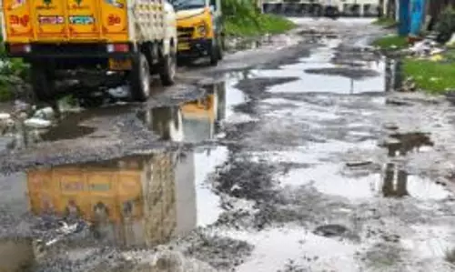 குண்டும் குழியுமான சாலை குண்டும் குழியுமான சாலை